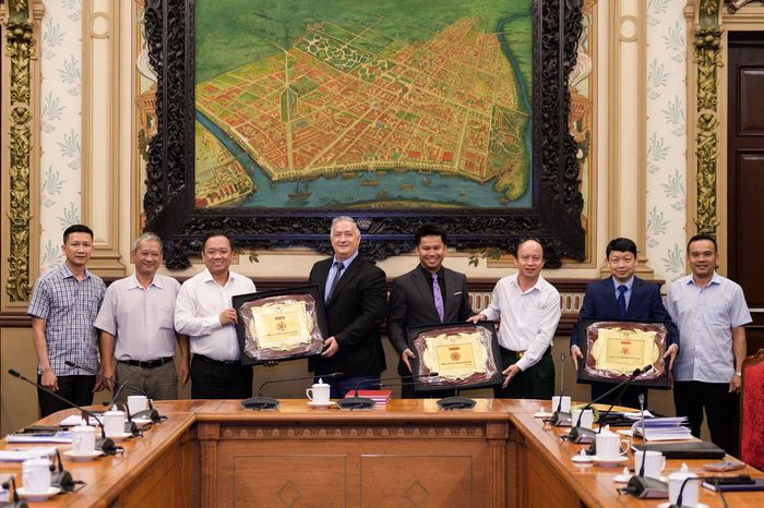  Thiếu tướng Nguyễn Thành Trung đại diện Bộ Tư lệnh TP.HCM tặng quà kỷ niệm cho đoàn Trung tâm Việt Nam và Văn khố Sam Johnson sau buổi làm việc. 