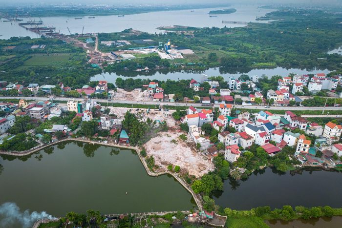  Tại khu vực thuộc phường Thượng Cát, công tác giải phóng mặt bằng đã cơ bản hoàn tất. Các đơn vị liên quan đang tiếp tục phối hợp để tiếp nhận phần mặt bằng còn lại, phục vụ thi công đồng bộ các hạng mục phía Bắc. 