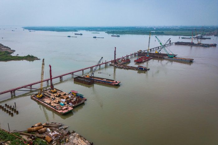  Sau hơn 8 tháng triển khai, công trường xây dựng cầu Thượng cát dần hình thành với điểm nhấn kỹ thuật nổi bật là kết cấu cầu dây văng với ba trụ tháp chính nằm ngay trên dòng sông Hồng. Đây được đánh giá là hạng mục phức tạp nhất, đòi hỏi kỹ thuật cao và có ý nghĩa quyết định đến tiến độ toàn dự án. 