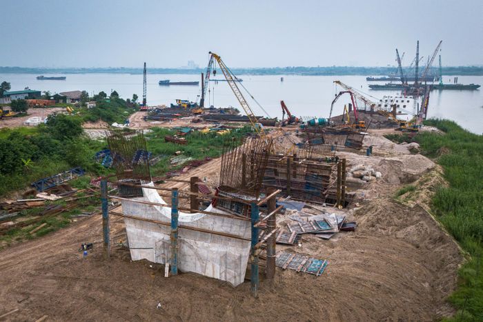  Một số trụ cầu cạn bên phía bờ xã Thiên Lộc dần được đổ bê tông. 