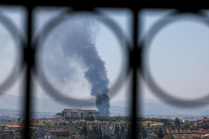  Khói bốc lên nghi ngút từ miền nam Lebanon sau các cuộc không kích của Israel ngày 17/6. Ảnh: Reuters.