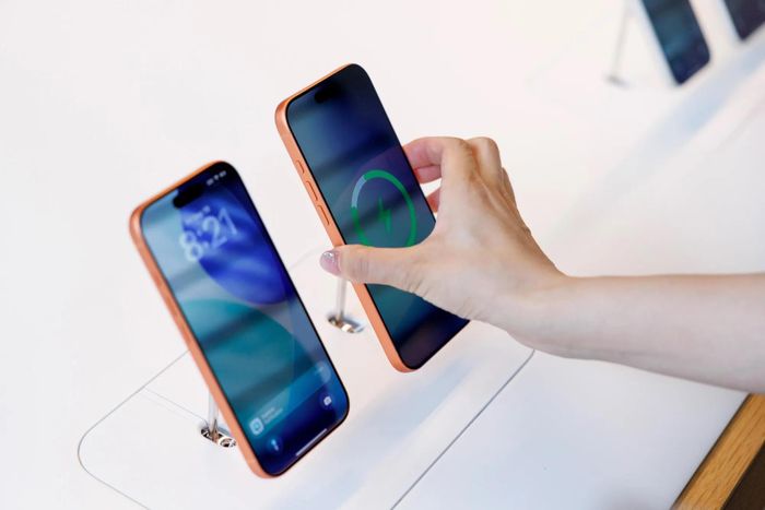  Apple có thể sớm điều chỉnh giá sản phẩm. Ảnh: Bloomberg. 