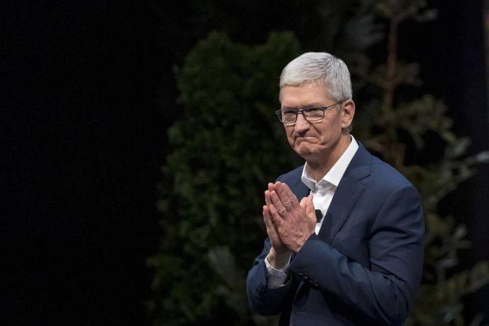  Việc Apple dự định tăng giá sản phẩm khiến người dùng không hài lòng. Ảnh: Bloomberg. 