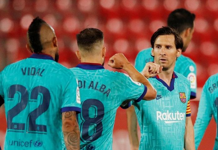  Vidal và Messi thời cùng khoác áo Barcelona. Ảnh: Reuters. 