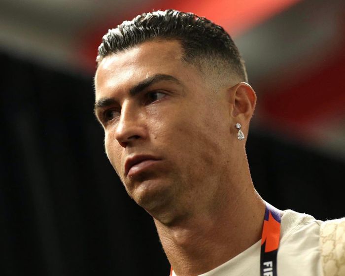  Cristiano Ronaldo gắn bó với hoa tai trong gần như toàn bộ sự nghiệp, món phụ kiện này gần như trở thành thương hiệu phong cách cá nhân của siêu sao bóng đá 41 tuổi. Những năm đầu khoác áo Man Utd, anh thường ra sân với phần tai được dán băng, che đi những lỗ xỏ còn mới. Ảnh: FIFA.