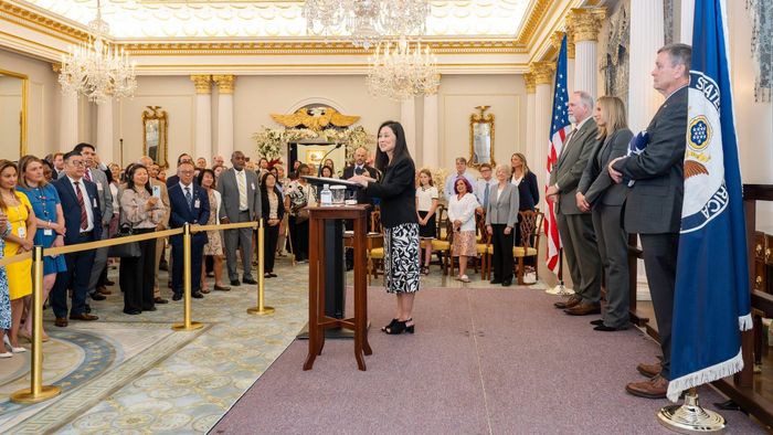  Bà Jennifer Wicks trong lễ tuyên thệ nhậm chức Đại sứ Mỹ tại Việt Nam. Ảnh: U.S. Embassy in Hanoi. 