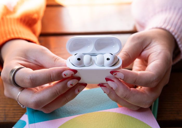 Tai nghe AirPods Pro 3. Ảnh: The Verge.