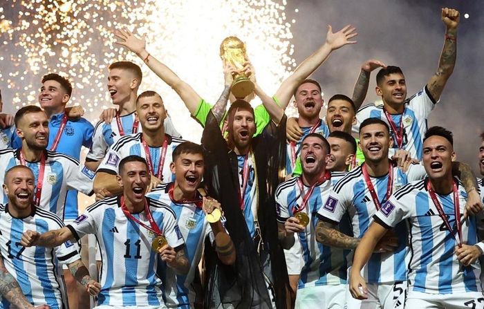 Nhưng chính cú ngã ấy trở thành bước ngoặt. Argentina thắng liên tiếp ở các vòng sau, vượt qua hàng loạt đối thủ lớn trước khi đánh bại Pháp trong trận chung kết nghẹt thở để giành chức vô địch thế giới thứ ba cho nước nhà. Ảnh: Reuters.