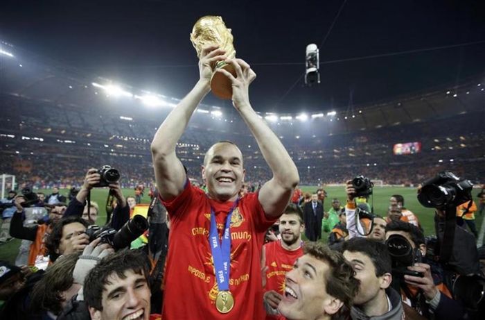 Thất bại ấy được xem là một trong những cú sốc lớn nhất lịch sử vòng bảng World Cup, bởi Tây Ban Nha kiểm soát thế trận nhưng không thể chuyển hóa ưu thế thành bàn thắng. Dẫu vậy, tập thể với những Xavi Hernandez, Andres Iniesta hay David Villa nhanh chóng đứng dậy. Họ thắng tất cả trận còn lại, đánh bại Hà Lan trong trận chung kết và lần đầu tiên lên ngôi vô địch thế giới. Ảnh: Reuters.