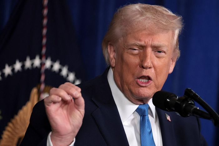 Tổng thống Mỹ Donald Trump phát biểu tại một cuộc họp báo ở dinh thự Mar-a-Lago, bang Florida (Mỹ) ngày 3/1. Ảnh: Reuters.