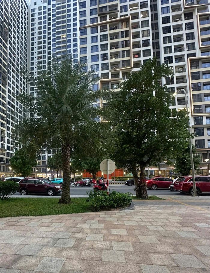 Nam hiện áp lực lớn về khoản nợ mua nhà còn phải trả cho ngân hàng và quá trình di chuyển mỗi ngày bởi mua nhà xa trung tâm. Ảnh: NVCC.