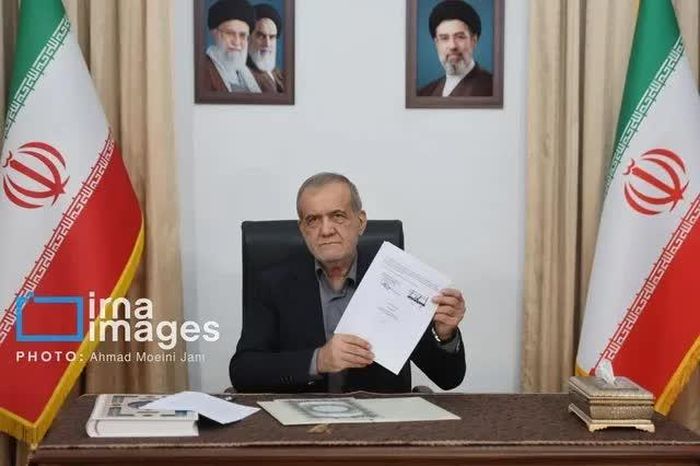  Tổng thống Iran Masoud Pezeshkian giơ bản ghi nhớ đã ký với Mỹ ngày 18/6/2026. Ảnh: IRNA. 