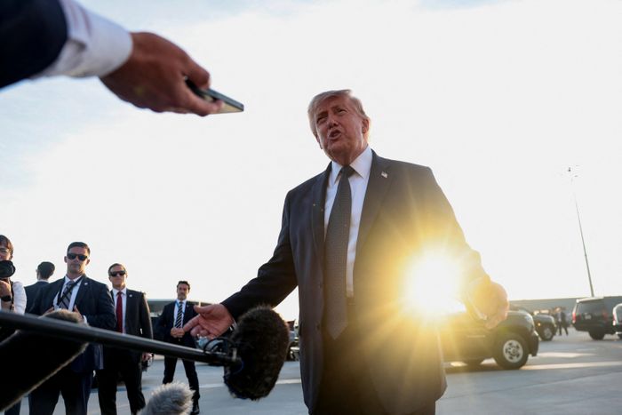  Ông Trump trả lời phỏng vấn báo chí tại Pháp ngày 17/6. Ảnh: Reuters. 