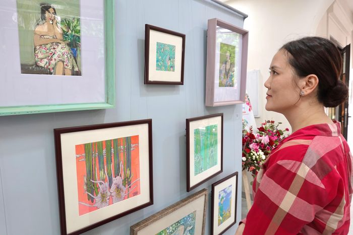  Một góc trưng bày tranh tại triển lãm. Ảnh: Thúy Hạnh.