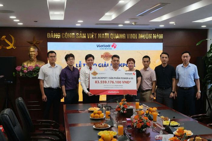  Anh Mạnh nhận giải thưởng Vietlott ngày 5/6. Ảnh: Ngô Minh. 