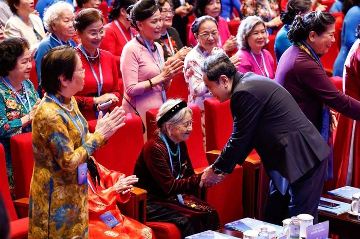 Chủ tịch Quốc hội Trần Thanh Mẫn đến chào các Mẹ Việt Nam anh hùng tại Đại hội