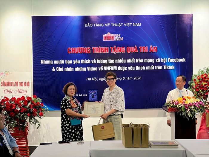 TS Trần Thị Kim Quế, Phó Giám đốc Bảo tàng Mỹ thuật Việt Nam trao quà cho chủ tài khoản nhận được lượt yêu thích và tương tác nhiều nhất trên mạng xã hội Facebook