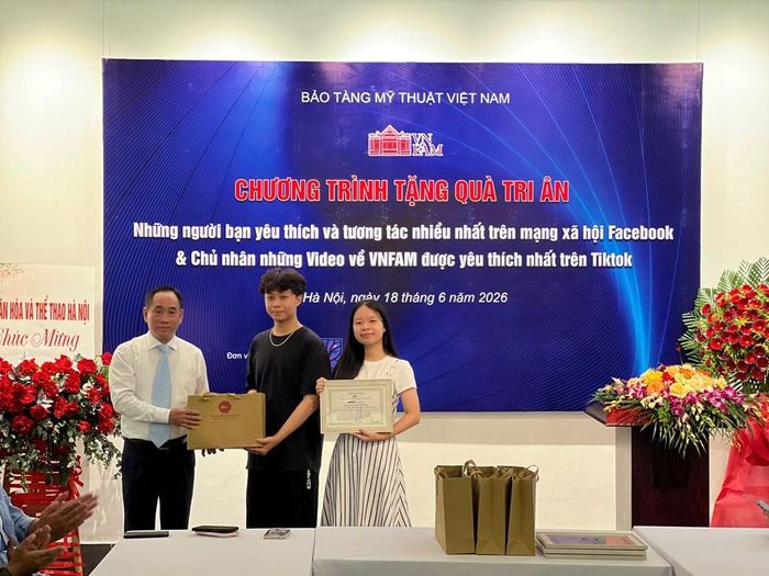 TS Nguyễn Anh Minh, Giám đốc Bảo tàng Mỹ thuật Việt Nam trao quà cho chủ tài khoản nhận được lượt yêu thích và tương tác nhiều nhất trên mạng xã hội Facebook