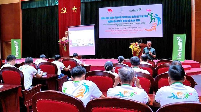 Các học viên được giảng viên Đại học Thể dục Thể thao Bắc Ninh hướng dẫn kiến thức và kỹ năng bơi cứu đuối