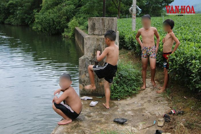 Nhiều trẻ em thường tự rủ nhau ra các khu vực sông, suối tắm, tiềm ẩn nguy cơ mất an toàn