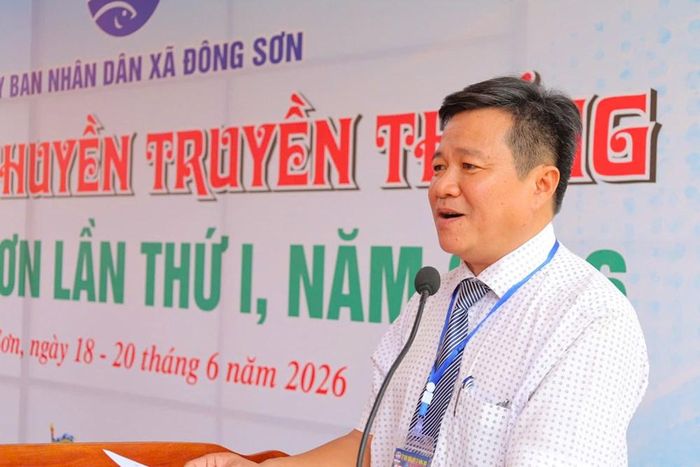 Ông Phạm Quang Thái, Phó Chủ tịch UBND xã Đông Sơn phát biểu khai mạc Hội đua thuyền truyền thống xã Đông Sơn