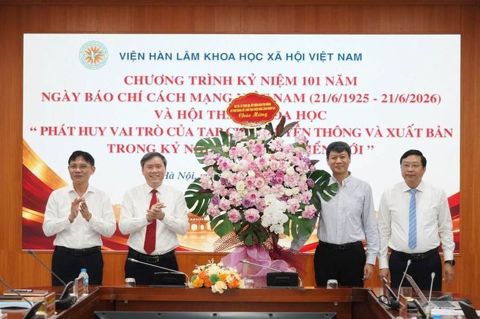 GS.TS. Lê Văn Lợi, Ủy viên Ban Chấp hành Trung ương Đảng, Chủ tịch Viện Hàn lâm cùng đại diện Ban Thường vụ Đảng ủy Viện Hàn lâm tặng hoa chúc mừng các nhà báo Viện Hàn lâm