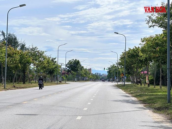 Vị trí 800 ngôi mộ nằm tiếp giáp đường Nguyễn Trung Thiên và đường Nguyễn Du kéo dài, nếu được di dời sẽ tạo quỹ đất tiềm năng phát triển đô thị