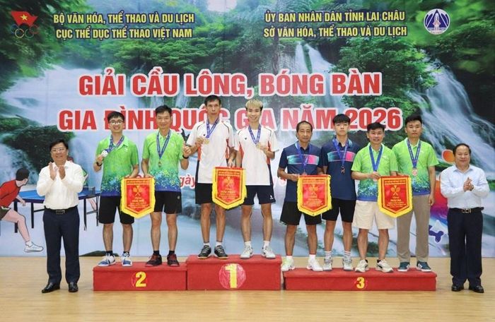 Trao giải cho các VĐV môn bóng bàn nội dung đôi bố - con trai