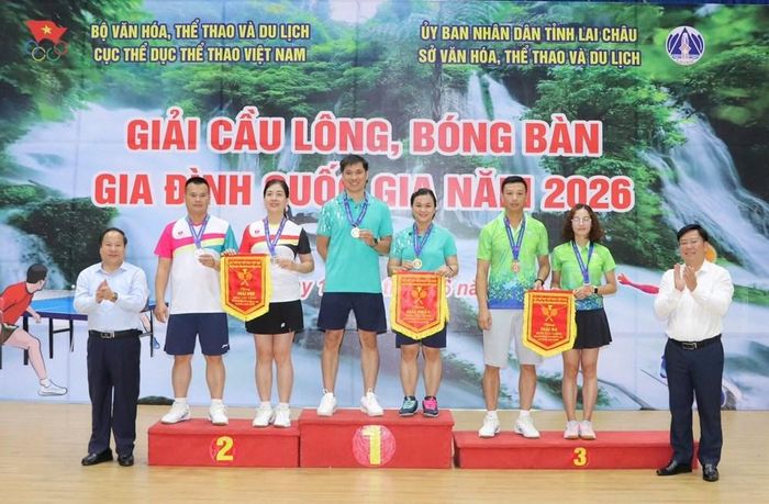 Trao giải cho các VĐV môn cầu lông, nội dung đôi vợ chồng