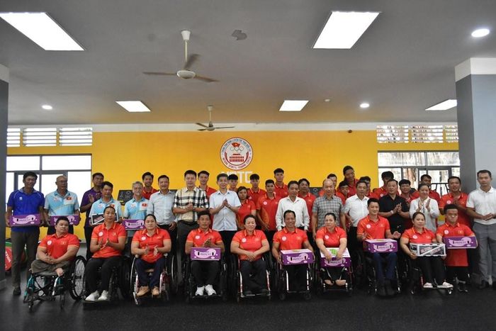 Đoàn công tác chụp ảnh lưu niệm với các HLV, VĐV của Trung tâm chuẩn bị cho ASIAD 20 và ASIAN Para Games 5