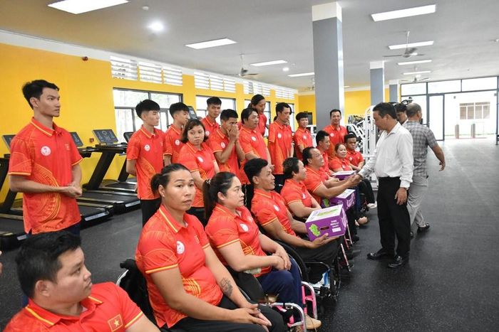 Thứ trưởng Hoàng Đạo Cương tặng quà, động viên tinh thần các VĐV