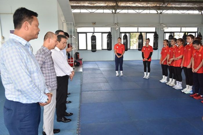 Đoàn công tác thăm và động viên đội tuyển boxing Việt Nam