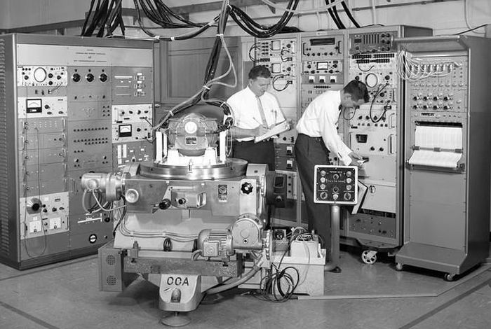Hệ thống quán tính đời đầu trên tàu vũ trụ Apollo tại Phòng thí nghiệm Thiết bị đo đạc của MIT. Ảnh: Draper