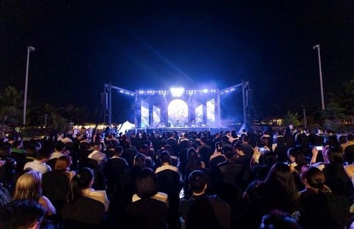 Hàng trăm khán giả cùng hòa mình vào không gian âm nhạc đầy cảm xúc tại Dragon Ocean Concert 01 bên biển Dragon Beach