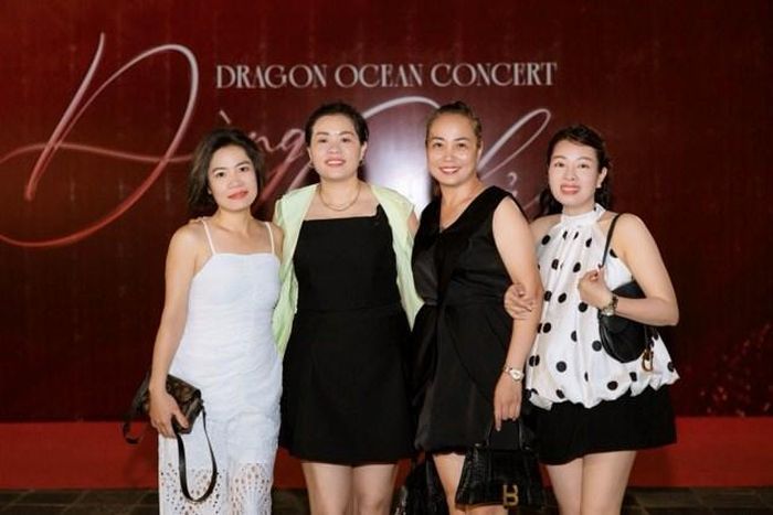 Hàng trăm khán giả cùng hòa mình vào không gian âm nhạc đầy cảm xúc tại Quảng trường Dragon Beach - Khu Du lịch Quốc tế Đồi Rồng