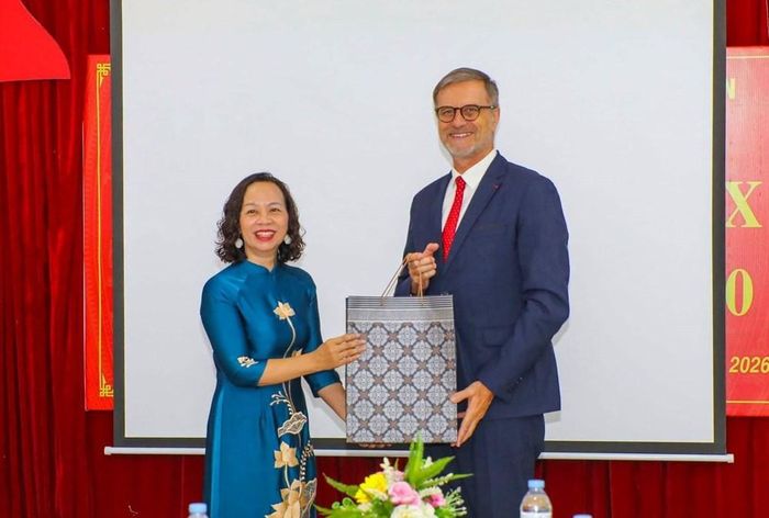 Bà Vũ Thị Tuyết Nga, Giám đốc Bảo tàng Chiến thắng Điện Biên Phủ và Ngài Olivier Brochet - Đại sứ Pháp tại Việt Nam