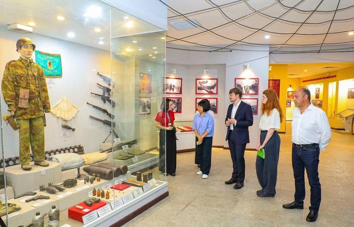 Đoàn chuyên gia của Bảo tàng Ký ức chiến tranh Caen tham quan Bảo tàng Chiến thắng Điện Biên Phủ