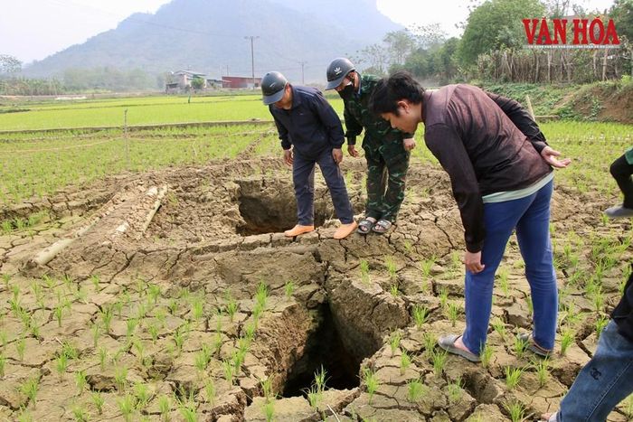 Thời điểm tháng 3.2025, trên tuyến Quốc lộ 3B này cũng từng xuất hiện hố tử thần, ngoài ra một số diện tích đất canh tác cũng xuất hiện nhiều điểm sụt lún