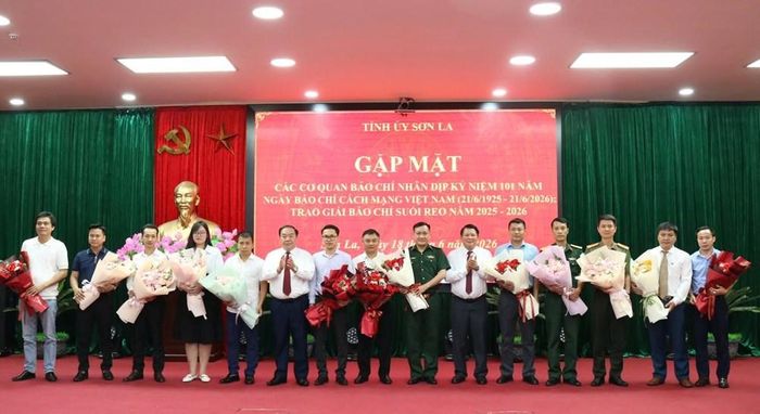 Lãnh đạo tỉnh Sơn La tặng hoa chúc mừng các cơ quan báo chí tại buổi gặp mặt