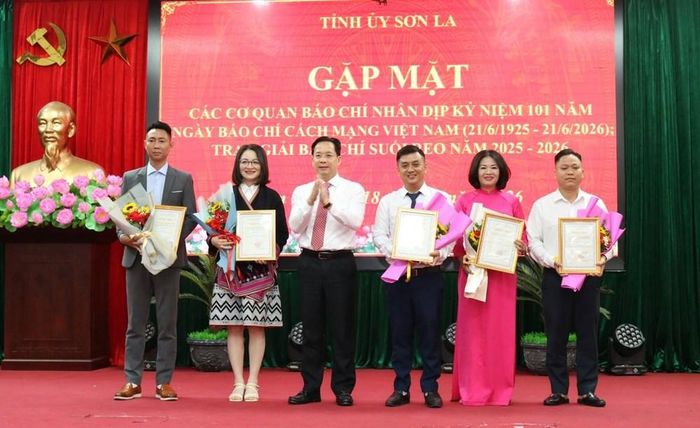 Bí thư Tỉnh ủy Sơn La Hoàng Văn Nghiệm trao giải A cho các tác giả xuất sắc đạt Giải Báo chí Suối Reo
