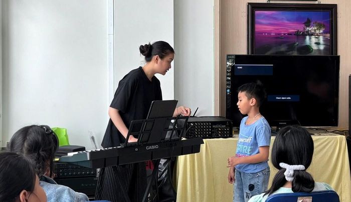 Lớp học thanh nhạc là nơi để các em thể hiện đam mê