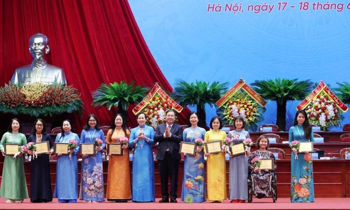 Ủy viên Bộ Chính trị, Bí thư Trung ương Đảng, Phó Thủ tướng Thường trực Chính phủ Phạm Gia Túc tặng hoa các Ủy viên Ban chấp hành Trung ương Hội LHPN Việt Nam khóa XIII không tham gia khóa XIV
