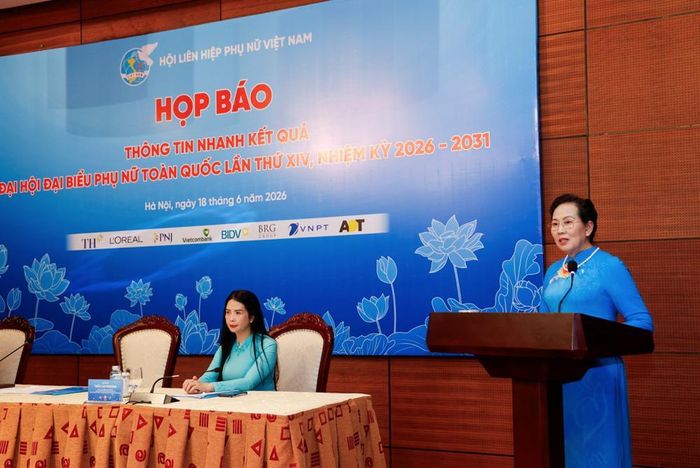 Chủ tịch Hội LHPN Việt Nam Lê Thị Thủy trả lời tại buổi họp báo sau phiên bế mạc Đại hội