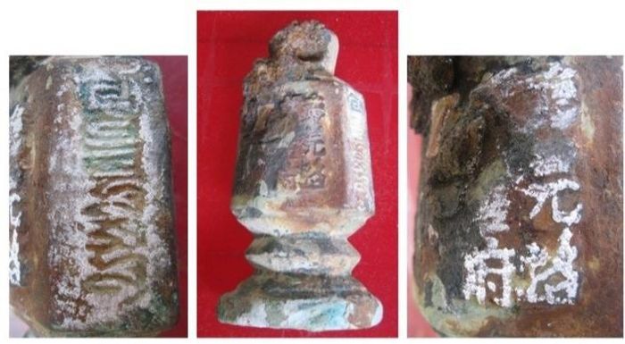 Quả cân đồng (giữa) và các minh văn chữ Hán và chữ Mông Cổ (hai bên). Màu phấn trắng được tác giả bôi vào để dễ nhận biết minh văn