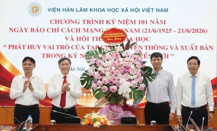 Lãnh đạo Viện Hàn lâm Khoa học xã hội Việt Nam tặng hoa chúc mừng Liên chi Hội Nhà báo Viện Hàn lâm Khoa học xã hội Việt Nam. Ảnh: Thanh Hương - TTXVN