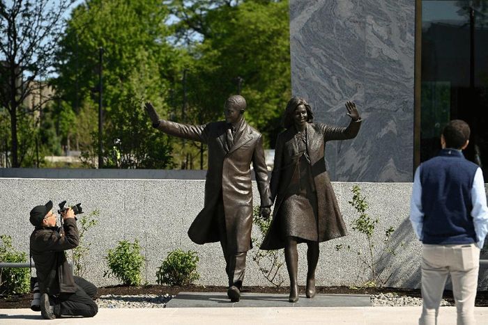 Bức tượng của Barack và Michelle Obama bên ngoài khuôn viên Obama Presidential Center