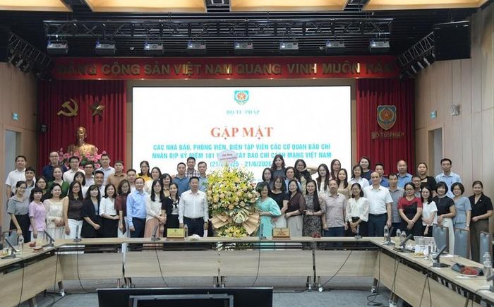 Thứ trưởng Nguyễn Thanh Ngọc cùng đại diện lãnh đạo một số đơn vị thuộc Bộ Tư pháp chụp ảnh lưu niệm cùng đội ngũ nhà báo, phóng viên, biên tập viên - Ảnh: VGP/DA