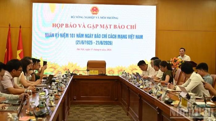 Toàn cảnh buổi họp báo.