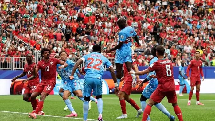 Yoane Wissa đánh đầu mang về bàn gỡ hòa cho Cộng hòa Dân chủ Congo. (Ảnh: FIFA)