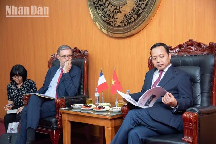 Bí thư Tỉnh ủy Điện Biên đang xem xét bản báo cáo khuyến nghị chỉnh lý bố cục trưng bày do nhóm chuyên gia Bảo tàng Ký ức chiến tranh Caen đề xuất. (Ảnh: MINH DUY)